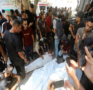 وداع ستة شهداء ارتقوا باستهداف إسرائيلي في منطقة الفالوجا غربي مخيم جباليا شمال قطاع غزة